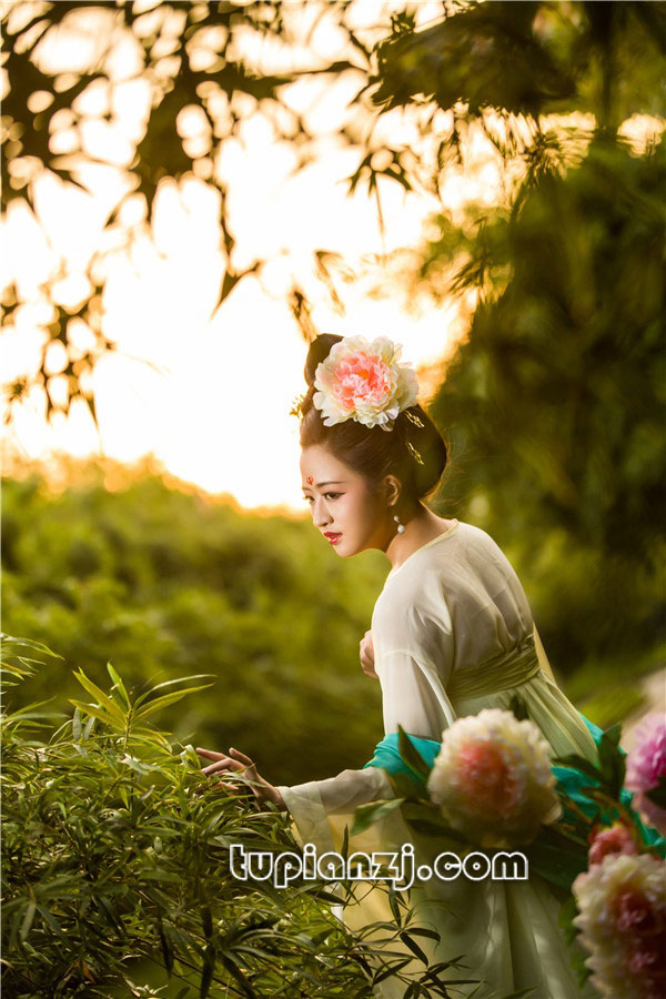 红唇女子古装图片 唯美伊人惹人爱