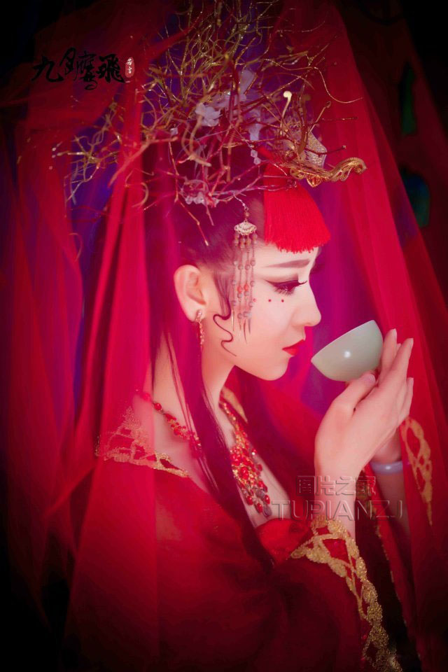复古待嫁少女图片 红衣红唇火辣诱人