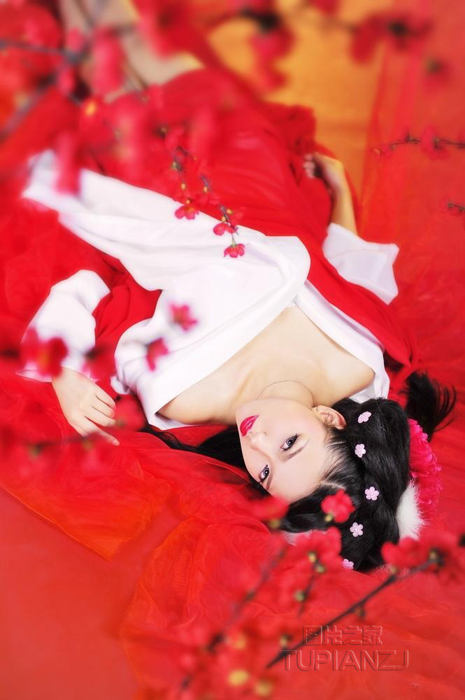 撩人古典女孩图片 浓郁红唇显诱惑