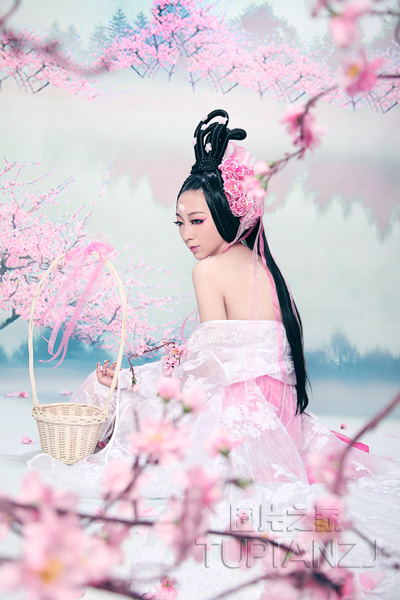 羞涩古装桃花少女图片 姣好容颜令人心动