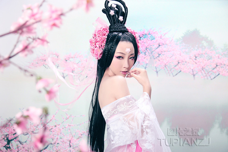 羞涩古装桃花少女图片 姣好容颜令人心动