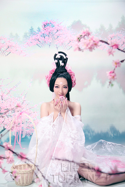 羞涩古装桃花少女图片 姣好容颜令人心动