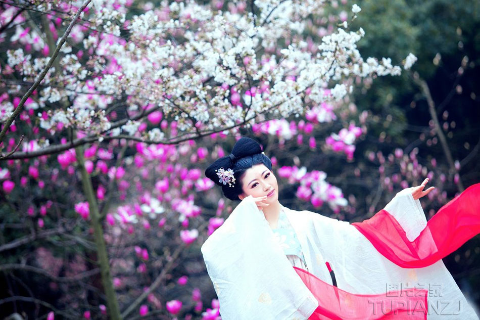 花海中羞涩清纯古装美女图片