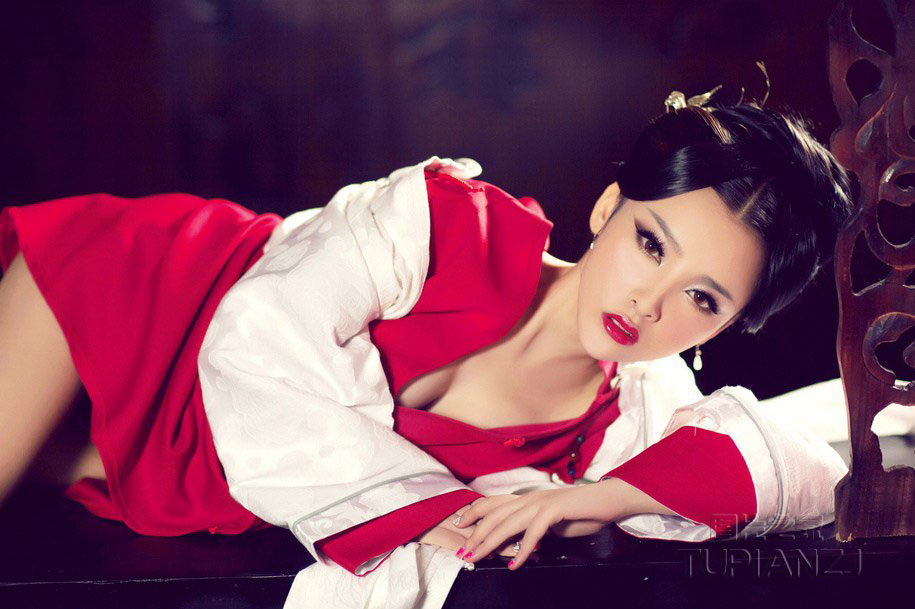 妖媚古装美女 裸露双肩巧秀事业线