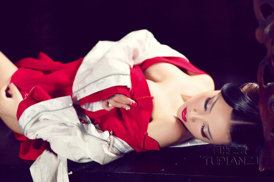 妖媚古装美女 裸露双肩巧秀事业线