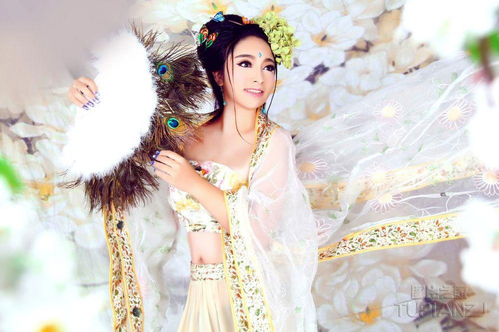华丽女孩古典装 手拿扇子偏偏起舞
