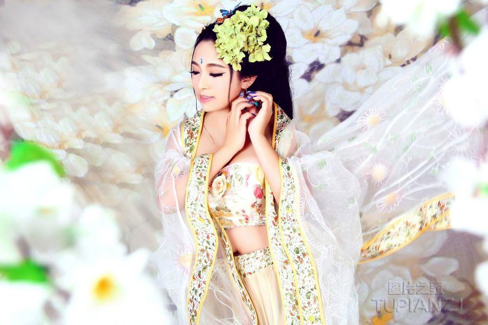 华丽女孩古典装 手拿扇子偏偏起舞