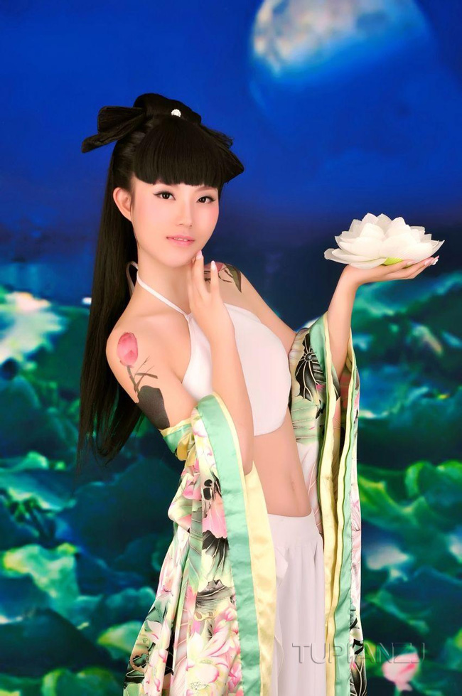销魂古典美女 展露雪白玉背