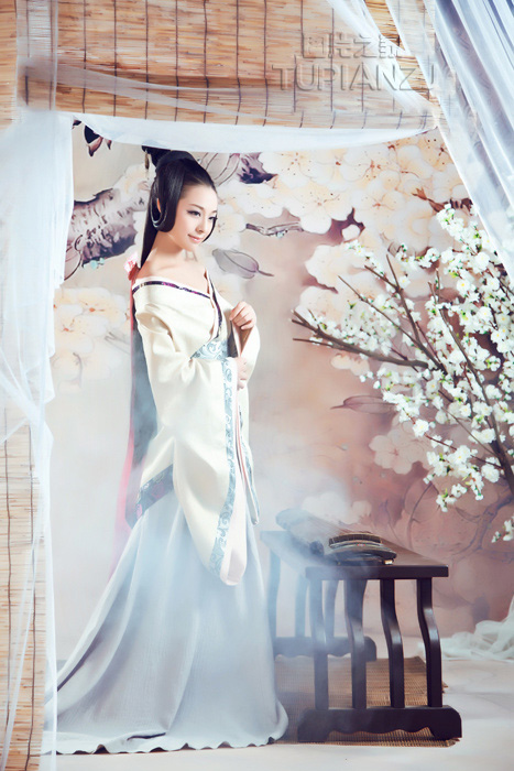 天生丽质古装美女 展甜美容颜