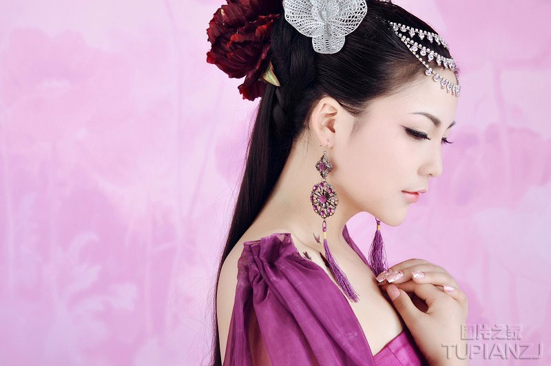 紫衣古装美女闺房图 雪白肌肤诱惑至极
