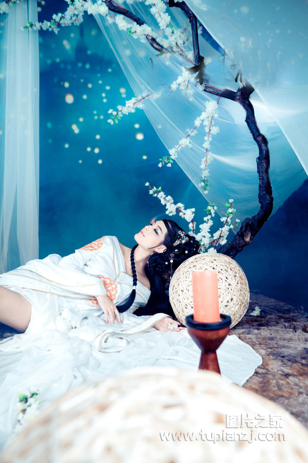 明艳动人古装美女 展白皙皮肤