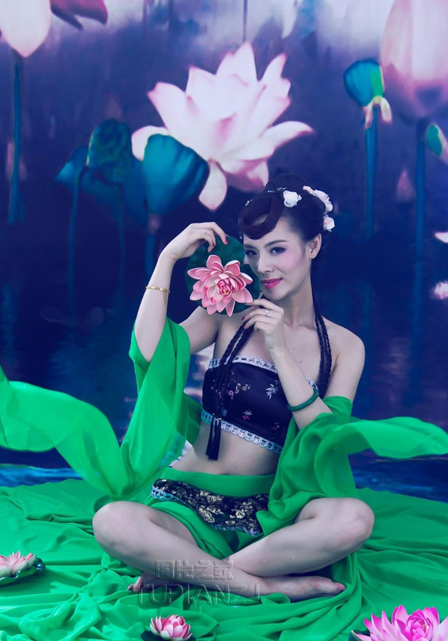荷花仙子 裸露肚脐秀性感