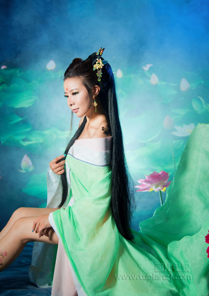 古装美女图片之荷塘月色