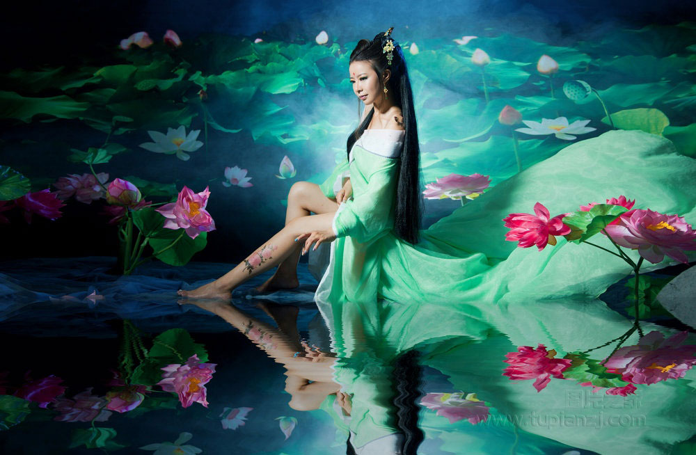 古装美女图片之荷塘月色