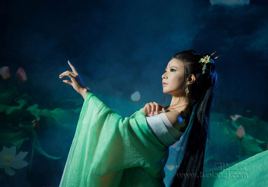 古装美女图片之荷塘月色