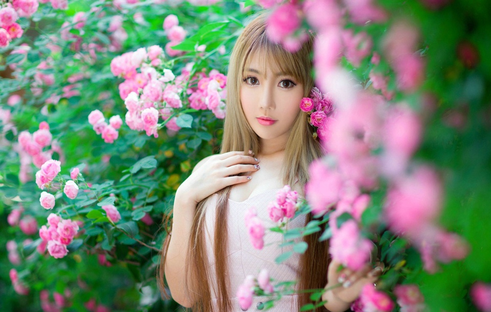 蔷薇花下纯情美女唯美性感写真