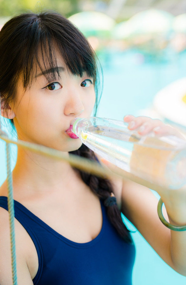 青春美少女夏日泳池高清清纯写真