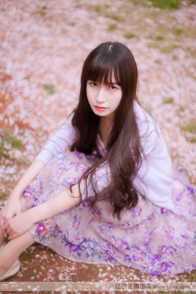 清纯美少女粉红花瓣迷人性感写真