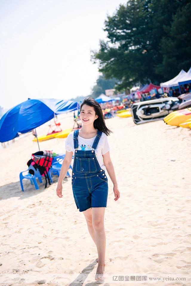 海边长发白嫩美女沙滩机车性感写真