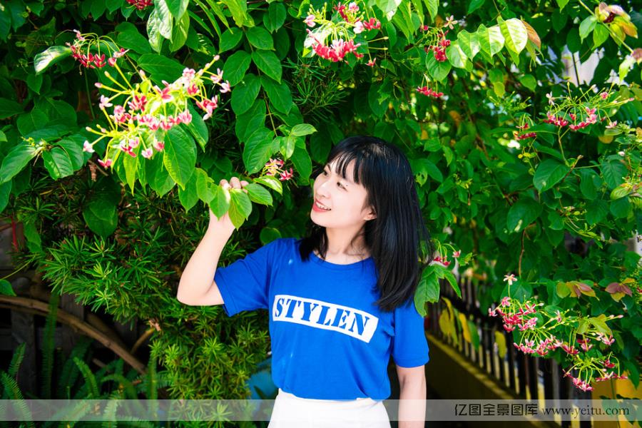 海边长发白嫩美女沙滩机车性感写真