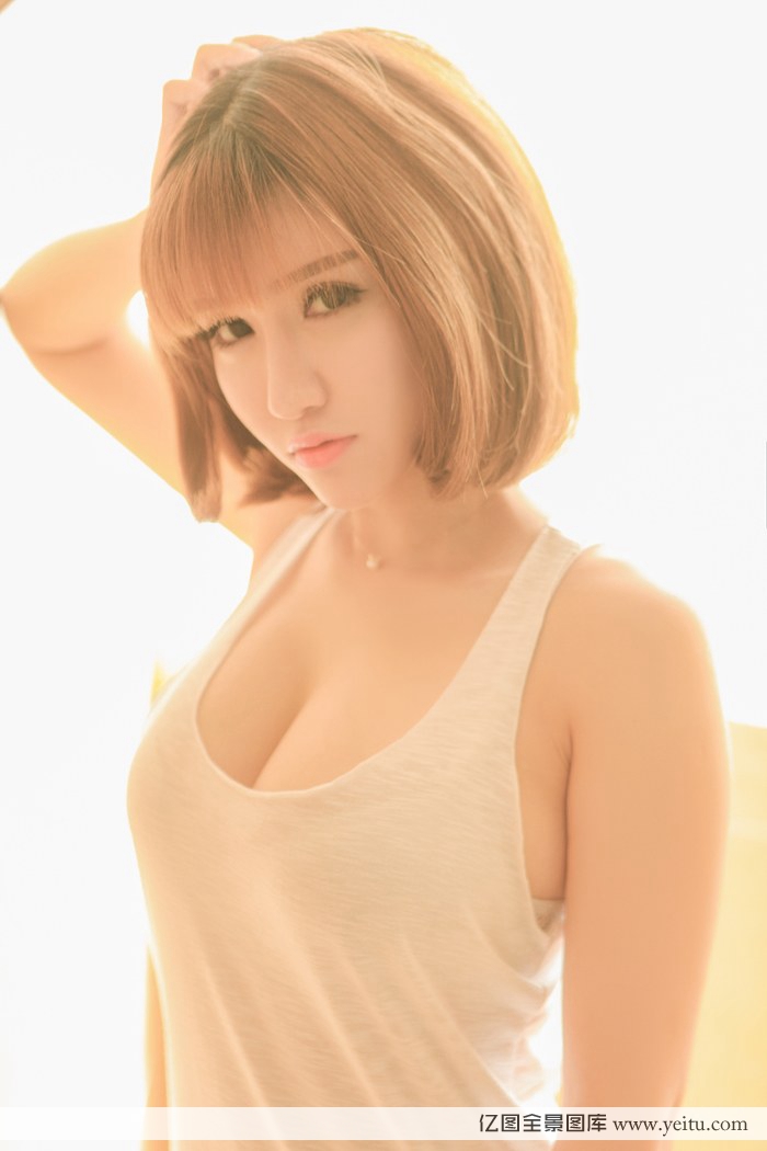极品尤物傲娇萌萌浴室半裸美胸乳沟浴室性感写真