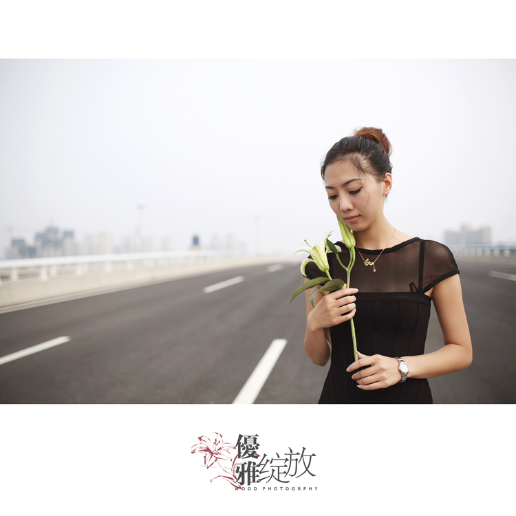 性感少女公路上的优雅