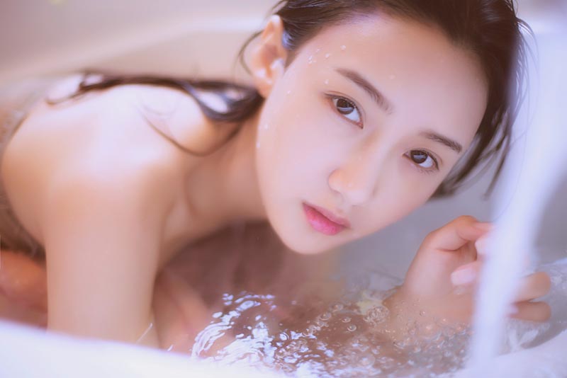 水灵灵的姑娘浴缸水中写真