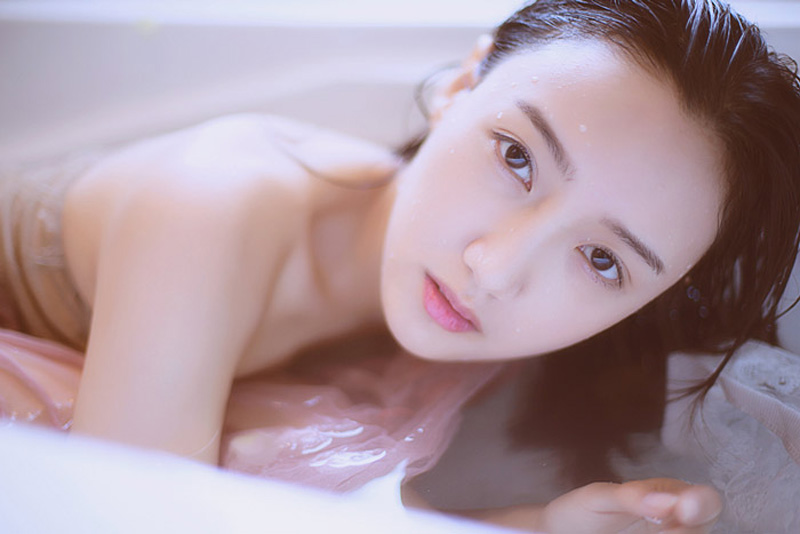 水灵灵的姑娘浴缸水中写真