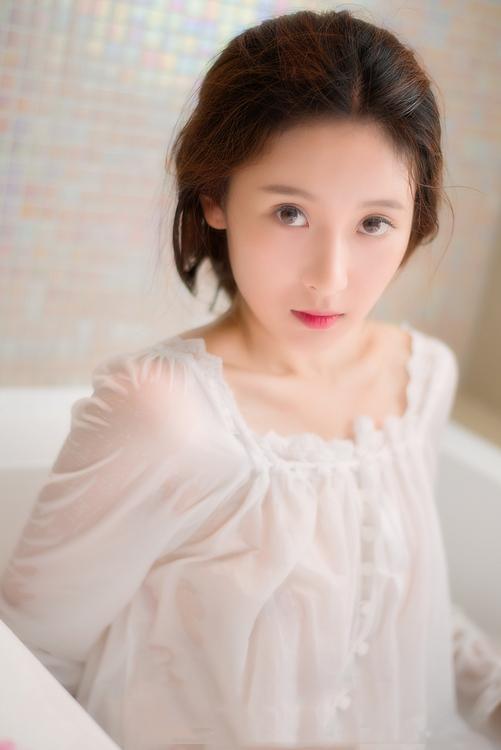 清纯少女水中绽放的花朵