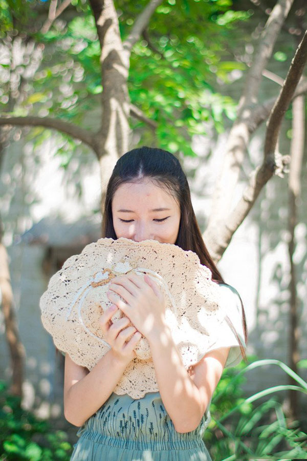 青纯美女夏日绿意高清写真大图