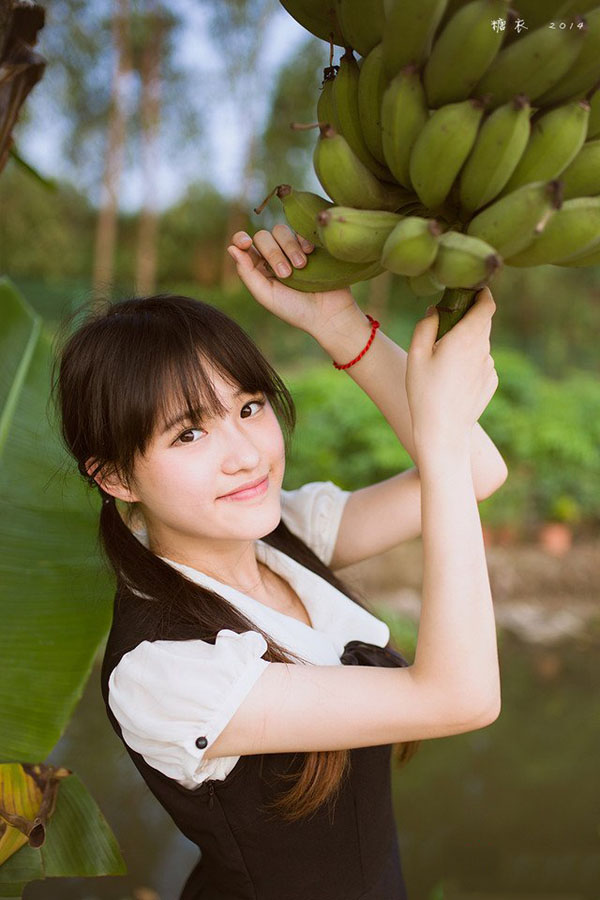 清纯美女夏日西瓜纳凉写真