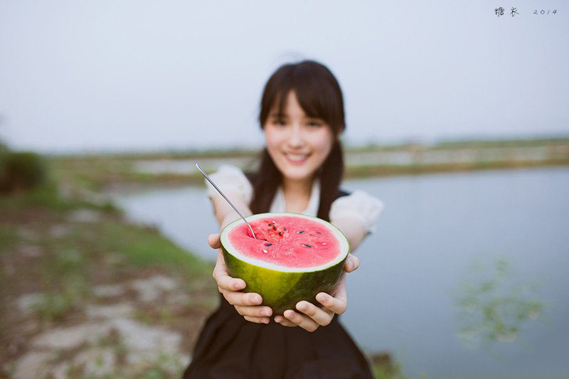 清纯美女夏日西瓜纳凉写真