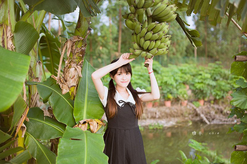 清纯美女夏日西瓜纳凉写真