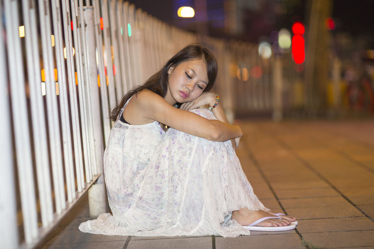 清纯少女长裙酥胸诱惑