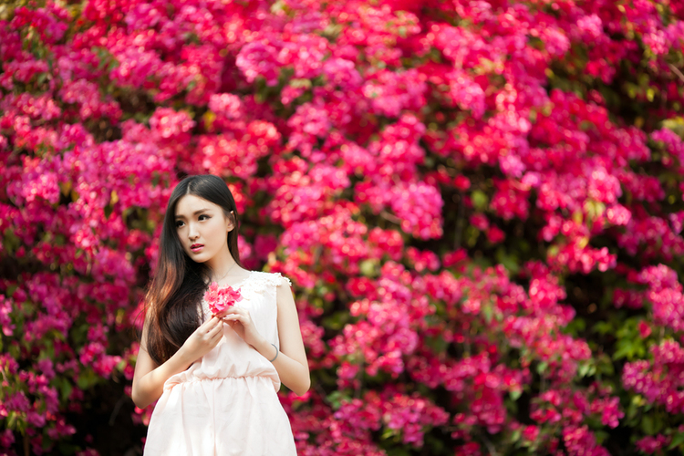 岩石上与花争艳的清纯少女