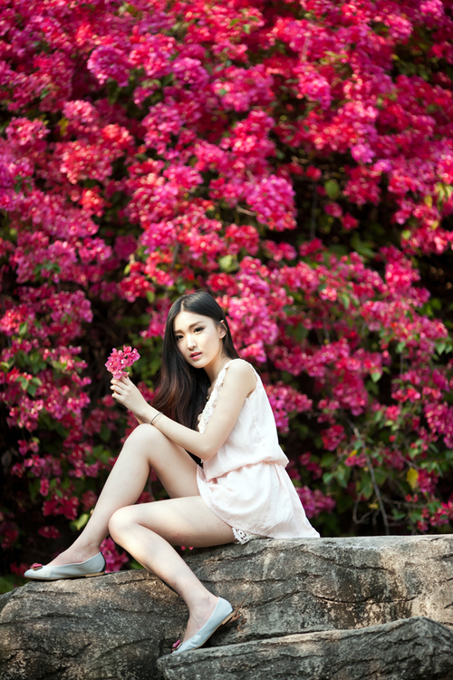 岩石上与花争艳的清纯少女