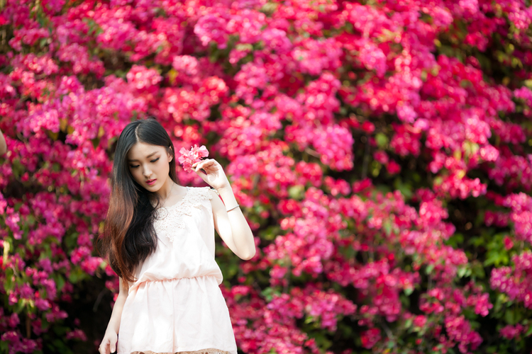 岩石上与花争艳的清纯少女