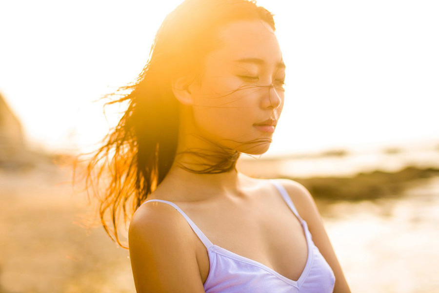 少女迷人性感酥胸沙滩诱惑写真