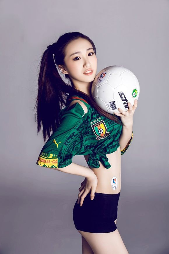 校花孟娇霞性感足球宝贝写真照