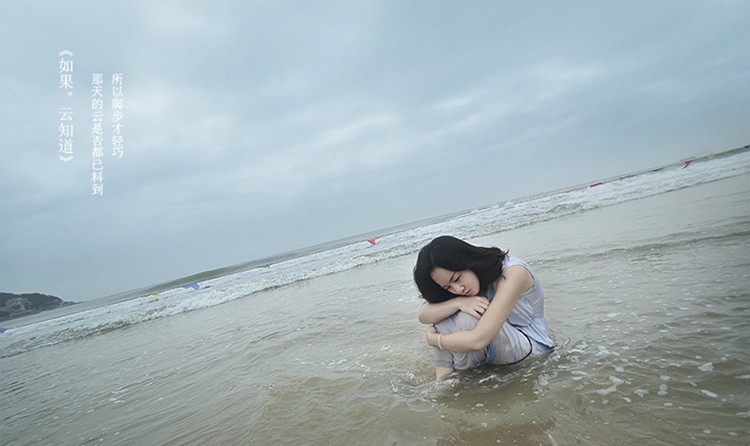 清纯少女海边的陶醉