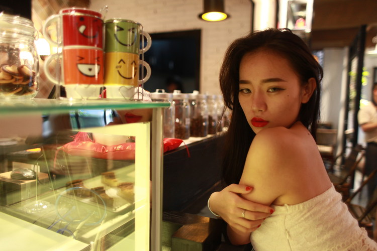 红唇妖娆少女纵情咖啡屋