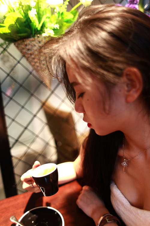 红唇妖娆少女纵情咖啡屋