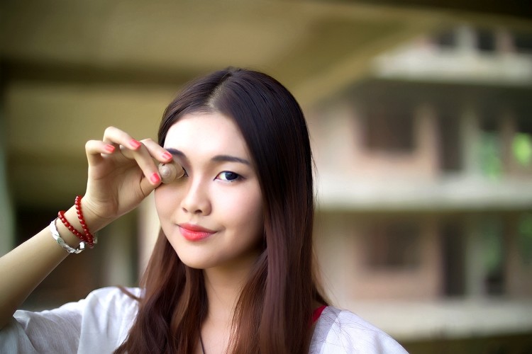 蒙住双眼的妖娆红唇少女