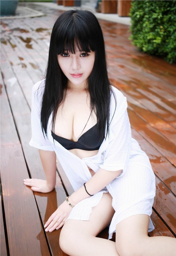 绝色美女雪白美乳诱惑