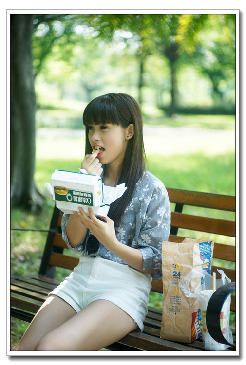 爱吃零食的纯美美女