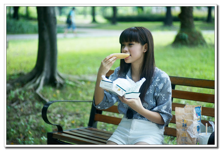 爱吃零食的纯美美女