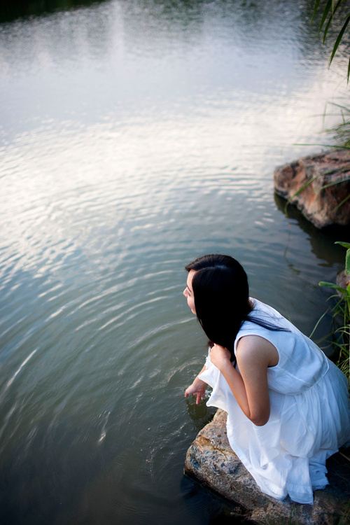 迷失在林中的清纯少女