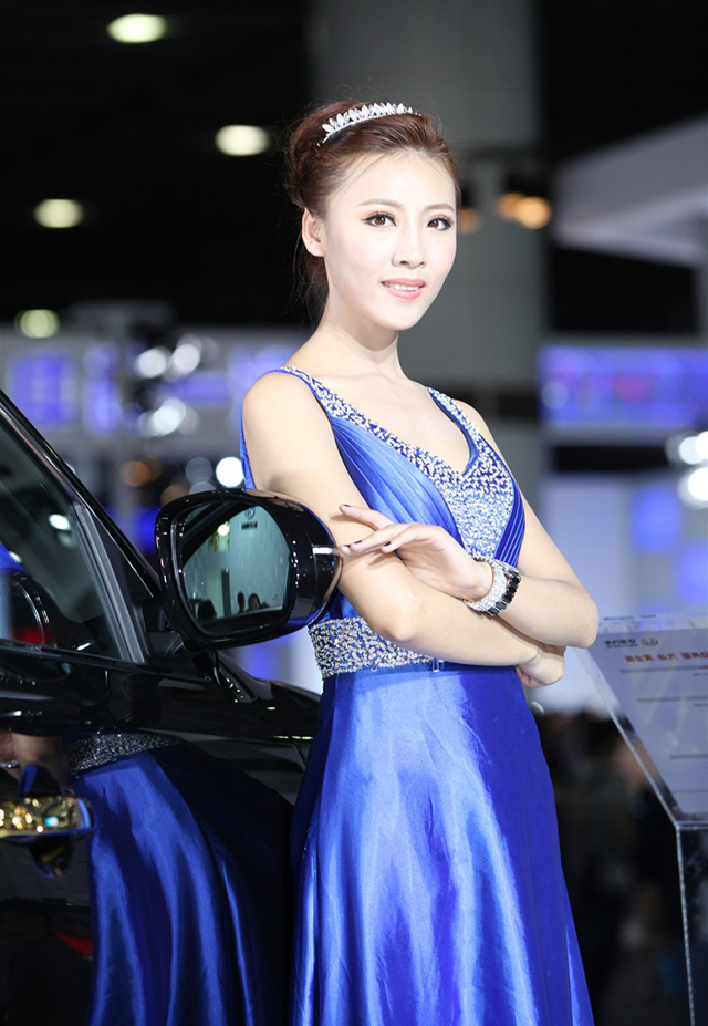 蓝色高贵长裙模特车展照片