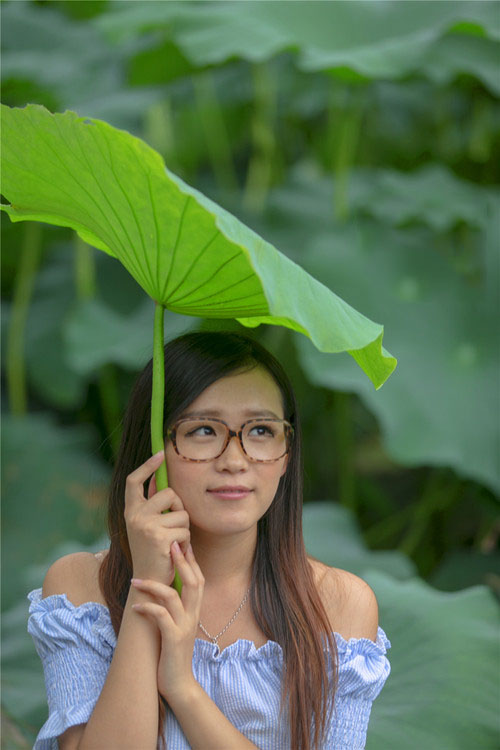 清纯可爱的荷花姑娘