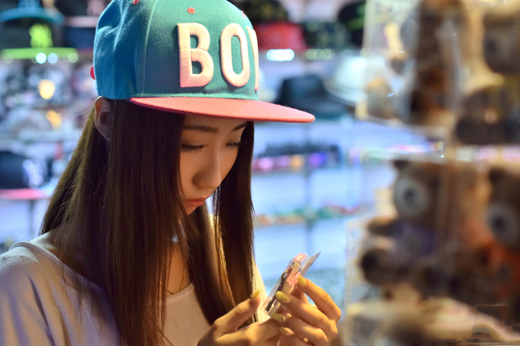 清纯可爱的单车少女夜晚的美